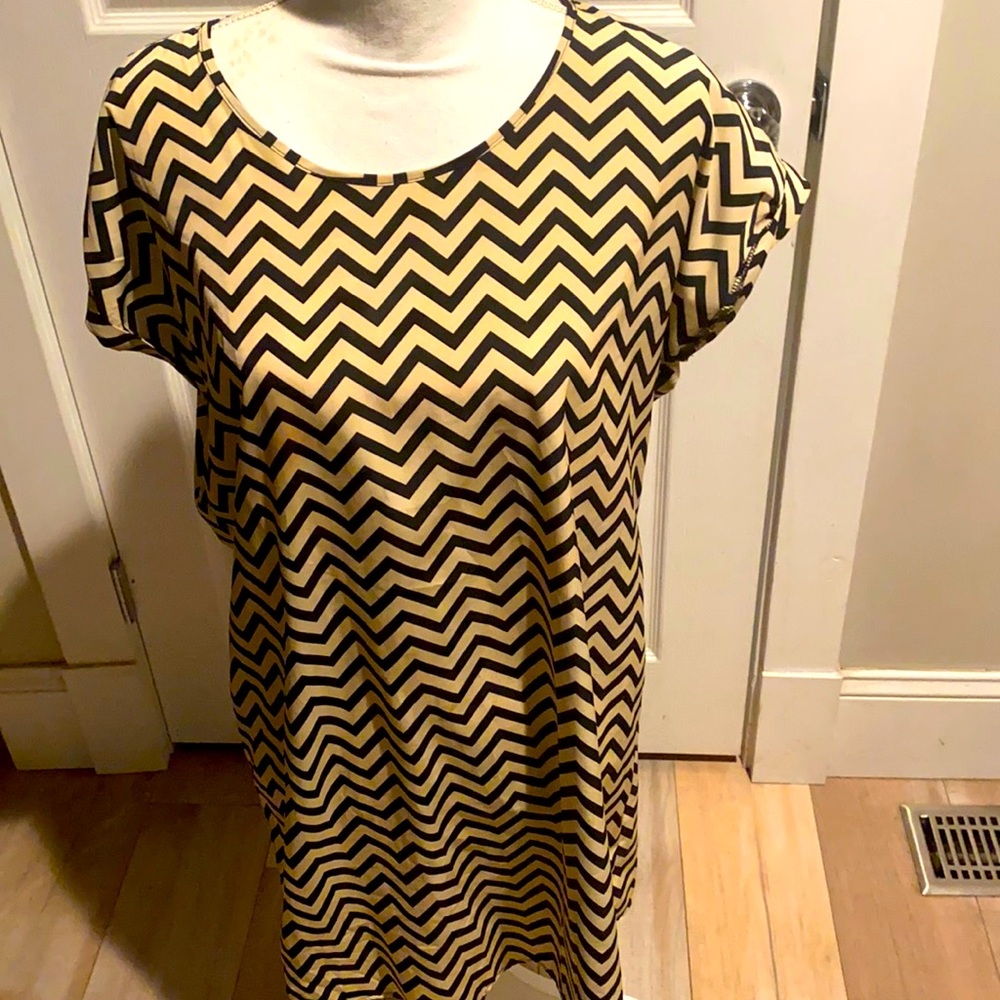 Women’s Pink Rose brand tan and black short sleeved dress. Colors are Black/Tan